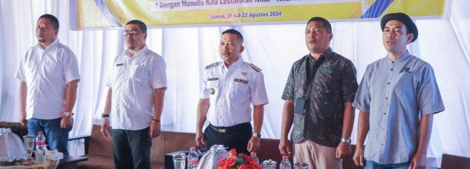 Cerita rakyat, sebagai warisan budaya yang kaya makna, menyimpan potensi besar untuk dikembangkan menjadi aset pariwisata dan edukasi. Di Kabupaten Banggai, Sulawesi Tengah, Bupati Amirudin Tamoreka memiliki visi yang kuat untuk menghidupkan kembali cerita rakyat setempat. Bukan sekadar diabadikan dalam tulisan, tetapi juga dihidupkan melalui berbagai media dan diwariskan kepada generasi penerus.

Potensi Cerita Rakyat Banggai: Sebuah Harta Karun Budaya yang Belum Tergali
Kabupaten Banggai memiliki khazanah cerita rakyat yang beragam, mulai dari legenda, mitos, dongeng, hingga kisah-kisah heroik. Cerita-cerita ini menyimpan nilai-nilai luhur, kearifan lokal, dan pengetahuan tentang alam, sosial, serta budaya masyarakat Banggai. Namun, sayangnya, sebagian besar cerita rakyat ini hanya tersimpan dalam ingatan para tetua dan belum terdokumentasikan secara lengkap.

Peran Cerita Rakyat dalam Melestarikan Budaya

Cerita rakyat merupakan salah satu bentuk warisan budaya yang berperan penting dalam melestarikan nilai-nilai luhur dan identitas sebuah bangsa. Cerita rakyat tidak hanya menghibur, tetapi juga berfungsi sebagai media pendidikan, moral, dan sosial. Melalui cerita rakyat, generasi muda dapat belajar tentang nilai-nilai luhur seperti kejujuran, keberanian, kerendahan hati, dan penghormatan terhadap alam.

Membangkitkan Rasa Cinta terhadap Budaya Lokal

Cerita rakyat dapat membangkitkan rasa cinta dan kebanggaan terhadap budaya lokal. Dengan mengenal cerita rakyat, masyarakat akan lebih memahami dan menghargai nilai-nilai budaya yang diwariskan oleh leluhur. Hal ini penting untuk menjaga kelestarian budaya dan mencegah hilangnya identitas lokal.

Menjadi Sumber Inspirasi dan Kreativitas

Cerita rakyat dapat menjadi sumber inspirasi dan kreativitas bagi berbagai bidang, seperti sastra, seni, film, dan musik. Cerita-cerita yang menarik dan penuh makna dapat diadaptasi menjadi karya seni yang dapat dinikmati oleh masyarakat luas.

Mengembangkan Potensi Pariwisata

Cerita rakyat memiliki potensi besar untuk dikembangkan sebagai objek wisata budaya. Desa-desa yang memiliki cerita rakyat yang unik dan menarik dapat dijadikan destinasi wisata edukatif. Melalui wisata budaya, wisatawan dapat belajar tentang sejarah, budaya, dan kehidupan masyarakat setempat.

Contoh Cerita Rakyat di Banggai

Kabupaten Banggai memiliki berbagai macam cerita rakyat, di antaranya:

Legenda Danau Tambun Danau Tambun merupakan danau yang terletak di Kecamatan Bualemo. Legenda ini menceritakan tentang seorang putri yang diculik oleh raksasa dan akhirnya dibunuh di danau tersebut. Konon, arwah putri itu masih bergentayangan di sekitar danau dan sering menampakkan diri dalam bentuk ikan raksasa.

Cerita Rakyat tentang Pangeran Banggai Pangeran Banggai merupakan tokoh penting dalam sejarah Banggai. Cerita rakyat ini menceritakan tentang keberanian dan kecerdasan Pangeran Banggai dalam menghadapi berbagai rintangan dan ancaman.

Dongeng tentang Hewan Masyarakat Banggai memiliki banyak dongeng tentang hewan, seperti dongeng tentang burung kakatua, ular piton, dan babi hutan. Dongeng-dongeng ini mengajarkan tentang pentingnya menjaga alam, menghargai hewan, dan hidup rukun dengan alam.

Dokumentasi dan Pelestarian Cerita Rakyat

Pemerintah Kabupaten Banggai telah mencanangkan program untuk mendokumentasikan dan melestarikan cerita rakyat. Program ini melibatkan para ahli budaya, seniman, dan masyarakat setempat. Dokumentasi cerita rakyat dilakukan dengan cara mencatat, merekam, dan mengabadikan cerita-cerita tersebut dalam berbagai bentuk media, seperti buku, film, dan pementasan teater.

Pentingnya Menyebarkan Cerita Rakyat

Selain melestarikan, penting juga untuk menyebarkan cerita rakyat kepada generasi penerus. Hal ini dapat dilakukan melalui berbagai cara, seperti:

Mendidik Anak-anak di Sekolah Melalui mata pelajaran bahasa daerah, cerita rakyat dapat diajarkan di sekolah sebagai bagian dari pendidikan budaya.

Menyelenggarakan Festival Cerita Rakyat Festival cerita rakyat dapat menjadi ajang untuk menampilkan dan mempromosikan cerita rakyat kepada masyarakat luas.

Mengembangkan Media Penyebaran Cerita Rakyat Cerita rakyat dapat disebarluaskan melalui media online, seperti website, blog, dan media sosial.

Kesimpulan

Cerita rakyat merupakan warisan budaya yang berharga dan perlu dilestarikan. Pemerintah Kabupaten Banggai telah menunjukkan komitmennya untuk menghidupkan kembali cerita rakyat setempat. Melalui berbagai program dan kegiatan, diharapkan cerita rakyat Banggai dapat menjadi aset pariwisata dan edukasi yang dapat dinikmati oleh generasi sekarang dan masa depan.

Membangun Jaringan dan Kolaborasi untuk Pengembangan Cerita Rakyat
Untuk memaksimalkan potensi cerita rakyat, diperlukan kerja sama dan kolaborasi dari berbagai pihak. Pemerintah, akademisi, seniman, dan masyarakat perlu bersinergi untuk mengembangkan program-program yang inovatif dan berkelanjutan.

Peran Pemerintah dalam Pengembangan Cerita Rakyat

Pemerintah memiliki peran penting dalam memberikan dukungan dan fasilitasi untuk pengembangan cerita rakyat. Berikut beberapa langkah yang dapat dilakukan:

Mendirikan Lembaga Pengembangan Cerita Rakyat Lembaga ini dapat berfungsi sebagai wadah untuk mengumpulkan, mendokumentasikan, dan menyebarkan cerita rakyat.

Memberikan Bantuan Dana untuk Penelitian dan Pengembangan Penelitian tentang cerita rakyat dapat membantu dalam memahami makna, nilai, dan potensi cerita rakyat.

Membuat Program Pelatihan untuk Seniman dan Budayawan Pelatihan ini dapat membantu dalam meningkatkan kemampuan para seniman dan budayawan dalam mengolah cerita rakyat menjadi karya seni.

Menyelenggarakan Festival dan Lomba Cerita Rakyat Festival dan lomba cerita rakyat dapat menjadi ajang untuk mempromosikan dan mengangkat cerita rakyat ke permukaan.

Peran Akademisi dalam Pengembangan Cerita Rakyat

Akademisi dapat berperan sebagai peneliti, analis, dan penyebar informasi tentang cerita rakyat. Berikut beberapa peran yang dapat dilakukan:

Melakukan Penelitian tentang Cerita Rakyat Penelitian tentang cerita rakyat dapat membantu dalam memahami makna, nilai, dan potensi cerita rakyat.

Menulis Buku dan Artikel tentang Cerita Rakyat Buku dan artikel tentang cerita rakyat dapat menjadi sumber informasi bagi masyarakat.

Memberikan Kuliah dan Seminar tentang Cerita Rakyat Kuliah dan seminar tentang cerita rakyat dapat membantu dalam meningkatkan pengetahuan masyarakat tentang cerita rakyat.

Peran Seniman dalam Pengembangan Cerita Rakyat

Seniman dapat berperan dalam mengolah cerita rakyat menjadi karya seni yang menarik dan menghibur. Berikut beberapa peran yang dapat dilakukan:

Membuat Pementasan Teater Berbasis Cerita Rakyat Pementasan teater dapat menjadi media yang efektif untuk menyebarkan cerita rakyat kepada masyarakat luas.

Membuat Film Pendek Berbasis Cerita Rakyat Film pendek dapat menjadi media yang menarik dan mudah diakses oleh masyarakat.

Membuat Musik Berbasis Cerita Rakyat Musik dapat menjadi media yang efektif untuk menyampaikan pesan dan makna cerita rakyat.

Peran Masyarakat dalam Pengembangan Cerita Rakyat

Masyarakat memiliki peran penting dalam melestarikan dan mengembangkan cerita rakyat. Berikut beberapa peran yang dapat dilakukan:

Menceritakan Cerita Rakyat kepada Anak-anak Menceritakan cerita rakyat kepada anak-anak dapat membantu dalam menanamkan nilai-nilai luhur dan kearifan lokal.

Menjaga Kelestarian Cerita Rakyat Masyarakat dapat berperan dalam menjaga kelestarian cerita rakyat dengan cara tidak mengubah cerita rakyat dan terus menceritakannya kepada generasi penerus.

Memberikan Dukungan kepada Program Pengembangan Cerita Rakyat Masyarakat dapat memberikan dukungan kepada program pengembangan cerita rakyat dengan cara berpartisipasi dalam kegiatan-kegiatan yang diselenggarakan.

Kesimpulan

Pengembangan cerita rakyat membutuhkan kerja sama dan kolaborasi yang kuat dari berbagai pihak. Pemerintah, akademisi, seniman, dan masyarakat perlu bersinergi untuk mengembangkan program-program yang inovatif dan berkelanjutan. Dengan upaya bersama, cerita rakyat dapat menjadi aset pariwisata, edukasi, dan inspirasi bagi generasi sekarang dan masa depan.

Menggali Potensi Ekonomi dari Cerita Rakyat
Potensi cerita rakyat tidak hanya di bidang budaya, tetapi juga di bidang ekonomi. Cerita rakyat dapat menjadi sumber inspirasi dan bahan baku untuk berbagai produk kreatif yang memiliki nilai ekonomi.

Pengembangan Produk Kreatif Berbasis Cerita Rakyat

Cerita rakyat dapat diangkat menjadi berbagai produk kreatif, seperti:

Souvenir Cerita rakyat dapat diwujudkan dalam bentuk souvenir, seperti tokoh-tokoh dalam cerita rakyat, tempat wisata yang terkait dengan cerita rakyat, atau simbol-simbol dalam cerita rakyat.

Produk Fashion Motif dan desain cerita rakyat dapat dipadukan dengan berbagai produk fashion, seperti baju, tas, sepatu, dan aksesoris.

Kuliner Cerita rakyat dapat menjadi inspirasi dalam membuat menu kuliner khas daerah.

Kerajinan Tangan Cerita rakyat dapat diwujudkan dalam bentuk kerajinan tangan, seperti ukiran kayu, patung, dan anyaman.

Permainan Anak Cerita rakyat dapat diangkat menjadi permainan anak, seperti permainan tradisional, teka-teki, dan dongeng.

Media Digital Cerita rakyat dapat diangkat menjadi konten digital, seperti animasi, film pendek, komik, dan game.

Membangun Pasar untuk Produk Kreatif Berbasis Cerita Rakyat

Untuk mengembangkan pasar untuk produk kreatif berbasis cerita rakyat, diperlukan strategi pemasaran yang tepat. Berikut beberapa strategi yang dapat dilakukan:

Membangun Brand yang Kuat Produk kreatif berbasis cerita rakyat perlu dibangun dengan brand yang kuat, yang mencerminkan nilai-nilai budaya dan kearifan lokal.

Memanfaatkan Media Sosial Media sosial dapat menjadi platform yang efektif untuk mempromosikan produk kreatif berbasis cerita rakyat.

Menyelenggarakan Pameran dan Festival Pameran dan festival dapat menjadi ajang untuk memperkenalkan dan mempromosikan produk kreatif berbasis cerita rakyat kepada masyarakat luas.

Meningkatkan Kualitas Produk Produk kreatif berbasis cerita rakyat perlu memiliki kualitas yang baik agar dapat diterima oleh pasar.

Membangun Kerjasama dengan Pihak Lain Kerjasama dengan pihak lain, seperti pengusaha, desainer, dan seniman, dapat membantu dalam mengembangkan dan memasarkan produk kreatif berbasis cerita rakyat.

Manfaat Ekonomi dari Pengembangan Cerita Rakyat

Pengembangan cerita rakyat dapat memberikan manfaat ekonomi bagi masyarakat setempat, di antaranya:

Menciptakan Lapangan Kerja Pengembangan produk kreatif berbasis cerita rakyat dapat menciptakan lapangan kerja baru bagi masyarakat setempat.

Meningkatkan Pendapatan Masyarakat Produk kreatif berbasis cerita rakyat dapat menjadi sumber pendapatan baru bagi masyarakat setempat.

Meningkatkan Nilai Ekonomi Daerah Pengembangan cerita rakyat dapat meningkatkan nilai ekonomi daerah dengan cara menarik wisatawan dan meningkatkan kunjungan ke daerah.

Kesimpulan

Cerita rakyat memiliki potensi besar untuk dikembangkan menjadi produk kreatif yang memiliki nilai ekonomi. Dengan strategi pemasaran yang tepat, produk kreatif berbasis cerita rakyat dapat menjadi sumber pendapatan dan meningkatkan nilai ekonomi daerah.

Menumbuhkan Apresiasi Cerita Rakyat di Kalangan Generasi Muda
Menumbuhkan apresiasi cerita rakyat di kalangan generasi muda merupakan tantangan tersendiri. Generasi muda saat ini lebih tertarik dengan budaya populer dan teknologi. Untuk menarik minat generasi muda terhadap cerita rakyat, diperlukan strategi yang kreatif dan inovatif.

Mengenalkan Cerita Rakyat dengan Cara yang Menarik

Generasi muda lebih mudah tertarik dengan hal-hal yang menarik, interaktif, dan visual. Berikut beberapa cara untuk mengenalkan cerita rakyat dengan cara yang menarik:

Membuat Animasi Animasi dapat menjadi media yang efektif untuk mengenalkan cerita rakyat kepada generasi muda. Animasi dapat membuat cerita rakyat lebih hidup dan mudah dipahami.

Membuat Film Pendek Film pendek dapat menjadi media yang menarik dan mudah diakses oleh generasi muda. Film pendek dapat menceritakan cerita rakyat dengan cara yang kreatif dan inovatif.

Membuat Komik Komik dapat menjadi media yang menarik dan mudah dipahami oleh generasi muda. Komik dapat menceritakan cerita rakyat dengan cara yang sederhana dan menghibur.

Membuat Game Game dapat menjadi media yang interaktif dan menyenangkan untuk mengenalkan cerita rakyat kepada generasi muda. Game dapat mengajak generasi muda untuk berinteraksi dengan cerita rakyat dan belajar tentang nilai-nilai luhurnya.

Memanfaatkan Media Sosial Media sosial merupakan platform yang efektif untuk menyebarkan cerita rakyat kepada generasi muda. Media sosial dapat digunakan untuk membuat konten yang menarik dan interaktif tentang cerita rakyat.

Mengaitkan Cerita Rakyat dengan Kehidupan Sehari-hari

Generasi muda akan lebih mudah memahami dan mengapresiasi cerita rakyat jika dikaitkan dengan kehidupan sehari-hari. Berikut beberapa cara untuk mengaitkan cerita rakyat dengan kehidupan sehari-hari:

Menyisipkan Nilai-nilai Cerita Rakyat dalam Pendidikan Nilai-nilai luhur dalam cerita rakyat dapat disisipkan dalam mata pelajaran seperti bahasa daerah, seni budaya, dan pendidikan moral.

Membuat Acara Bertema Cerita Rakyat Acara bertema cerita rakyat dapat melibatkan generasi muda secara aktif dalam kegiatan yang berkaitan dengan cerita rakyat, seperti pementasan teater, lomba menulis cerita rakyat, dan festival cerita rakyat.

Membuat Konten Kreatif Berbasis Cerita Rakyat Konten kreatif berbasis cerita rakyat dapat berupa musik, lagu, puisi, dan video yang dapat dinikmati oleh generasi muda.

Kesimpulan

Menumbuhkan apresiasi cerita rakyat di kalangan generasi muda merupakan tugas yang tidak mudah, tetapi bukan tidak mungkin. Dengan strategi yang kreatif dan inovatif, cerita rakyat dapat menjadi media yang efektif untuk menanamkan nilai-nilai luhur dan kearifan lokal kepada generasi muda.

Meningkatkan Peran Masyarakat dalam Pelestarian Cerita Rakyat
Peran masyarakat sangat penting dalam pelestarian cerita rakyat. Masyarakat merupakan penjaga dan pewaris cerita rakyat. Tanpa dukungan dan partisipasi aktif masyarakat, pelestarian cerita rakyat akan sulit terwujud.

Membangun Kesadaran Masyarakat tentang Pentingnya Pelestarian Cerita Rakyat

Kesadaran masyarakat tentang pentingnya pelestarian cerita rakyat dapat dibangun melalui berbagai cara, seperti:

Sosialisasi dan Edukasi Sosialisasi dan edukasi tentang pentingnya pelestarian cerita rakyat dapat dilakukan melalui berbagai media, seperti website, blog, media sosial, dan seminar.

Pementasan dan Festival Cerita Rakyat Pementasan dan festival cerita rakyat dapat menjadi ajang untuk memperkenalkan dan mempromosikan cerita rakyat kepada masyarakat luas.

Membuat Program Pelatihan untuk Masyarakat Program pelatihan untuk masyarakat dapat membantu dalam meningkatkan pemahaman dan kemampuan masyarakat dalam melestarikan cerita rakyat.

Memfasilitasi Masyarakat dalam Melestarikan Cerita Rakyat

Masyarakat perlu difasilitasi dalam melestarikan cerita rakyat. Fasilitasi dapat berupa:

Penyediaan Sarana dan Prasarana Penyediaan sarana dan prasarana, seperti tempat penyimpanan dokumen cerita rakyat, peralatan untuk merekam cerita rakyat, dan ruang untuk menampilkan cerita rakyat, dapat membantu dalam pelestarian cerita rakyat.

Dukungan Dana dan Logistik Dukungan dana dan logistik dapat membantu masyarakat dalam menyelenggarakan kegiatan-kegiatan yang berkaitan dengan pelestarian cerita rakyat.

Kerjasama dengan Pihak Lain Kerjasama dengan pihak lain, seperti lembaga pendidikan, seniman, dan organisasi masyarakat, dapat membantu dalam meningkatkan efektivitas program pelestarian cerita rakyat.

Memanfaatkan Teknologi dalam Pelestarian Cerita Rakyat

Teknologi dapat menjadi alat yang efektif dalam pelestarian cerita rakyat. Berikut beberapa contoh pemanfaatan teknologi dalam pelestarian cerita rakyat:

Dokumentasi Digital Cerita rakyat dapat didokumentasikan secara digital dalam bentuk audio, video, dan teks.

Arsip Digital Arsip digital cerita rakyat dapat diakses oleh masyarakat luas melalui website dan aplikasi mobile.

Media Sosial Media sosial dapat menjadi platform yang efektif untuk menyebarkan cerita rakyat kepada masyarakat luas.

Kesimpulan

Peran masyarakat sangat penting dalam pelestarian cerita rakyat. Dengan meningkatkan kesadaran masyarakat, memfasilitasi masyarakat, dan memanfaatkan teknologi, pelestarian cerita rakyat dapat menjadi gerakan yang kuat dan berkelanjutan.

Kesimpulan
Cerita rakyat merupakan warisan budaya yang berharga dan perlu dilestarikan. Bupati Banggai memiliki visi yang kuat untuk menghidupkan kembali cerita rakyat setempat. Melalui berbagai program dan kegiatan, diharapkan cerita rakyat Banggai dapat menjadi aset pariwisata, edukasi, dan inspirasi bagi generasi sekarang dan masa depan.

Pengembangan cerita rakyat membutuhkan kerja sama dan kolaborasi yang kuat dari berbagai pihak. Pemerintah, akademisi, seniman, dan masyarakat perlu bersinergi untuk mengembangkan program-program yang inovatif dan berkelanjutan. Dengan upaya bersama, cerita rakyat dapat menjadi aset pariwisata, edukasi, dan inspirasi bagi generasi sekarang dan masa depan.