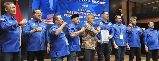 Gelombang politik menjelang Pemilihan Kepala Daerah (Pilkada) Banggai 2024 mulai terasa. Partai Demokrat, salah satu partai politik terkemuka di Banggai, telah menyatakan dukungannya kepada petahana, Herwin Yatim, untuk maju kembali dalam Pilkada mendatang. Keputusan ini sontak menimbulkan berbagai reaksi, terutama dari kalangan kader partai yang memiliki ambisi untuk maju. Bagi mereka yang tidak sejalan dengan keputusan partai, konsekuensinya pun jelas: siap-siap angkat kaki.

## Dukungan Partai Demokrat untuk Herwin Yatim

Dukungan Partai Demokrat untuk Herwin Yatim merupakan keputusan strategis yang diambil oleh DPP Partai Demokrat setelah melalui proses pertimbangan yang matang. Beberapa faktor menjadi dasar pertimbangan tersebut, antara lain:

Prestasi Herwin Yatim: Selama memimpin Banggai, Herwin Yatim dinilai berhasil dalam meningkatkan kesejahteraan masyarakat dan pembangunan daerah. Program-program unggulannya seperti peningkatan kualitas pendidikan, kesehatan, dan infrastruktur mendapat apresiasi positif dari masyarakat.
Popularitas Herwin Yatim: Herwin Yatim dikenal sebagai sosok yang dekat dengan rakyat dan memiliki popularitas yang tinggi di Banggai. Hal ini diyakini akan menjadi modal kuat dalam memenangkan Pilkada 2024.
Elektabilitas Herwin Yatim: Berdasarkan hasil survei, elektabilitas Herwin Yatim menunjukkan angka yang cukup signifikan. Hal ini menunjukkan bahwa masyarakat Banggai masih menaruh harapan besar kepada Herwin Yatim untuk memimpin Banggai di periode berikutnya.
Selain faktor-faktor tersebut, Partai Demokrat juga mempertimbangkan potensi kemenangan Herwin Yatim dalam Pilkada 2024. Dengan dukungan penuh dari partai, Herwin Yatim diyakini memiliki peluang besar untuk meraih kemenangan dan kembali memimpin Banggai.

Namun, keputusan Partai Demokrat untuk mendukung Herwin Yatim tidak serta-merta diterima dengan baik oleh semua kader partai. Beberapa kader menyatakan kekecewaan dan menolak untuk mendukung Herwin Yatim. Mereka berpendapat bahwa partai seharusnya memberikan kesempatan kepada kader lain untuk maju dalam Pilkada.

## Reaksi Kader Partai Demokrat

Reaksi kader Partai Demokrat terhadap dukungan partai kepada Herwin Yatim terbagi menjadi dua kelompok:

Kelompok Pendukung: Kelompok ini mendukung penuh keputusan partai dan bertekad untuk memenangkan Herwin Yatim dalam Pilkada 2024. Mereka melihat Herwin Yatim sebagai figur yang tepat untuk memimpin Banggai di periode berikutnya.
Kelompok Penentang: Kelompok ini menolak keputusan partai dan berpendapat bahwa partai seharusnya memberikan kesempatan kepada kader lain untuk maju dalam Pilkada. Mereka merasa tidak diberikan ruang untuk berkontribusi dalam membangun Banggai.
Di antara kelompok penentang, muncul beberapa kader yang merasa terpinggirkan dan tidak mendapat kesempatan untuk unjuk gigi. Mereka melihat peluang untuk maju dalam Pilkada 2024 sebagai jalan untuk membuktikan diri dan berkontribusi bagi Banggai.

## Konflik Internal Partai Demokrat

Dukungan Partai Demokrat untuk Herwin Yatim telah memicu konflik internal di dalam partai. Kelompok penentang mulai melakukan berbagai upaya untuk menentang keputusan partai. Mulai dari melakukan demonstrasi, menyebarkan isu negatif, hingga mencari dukungan dari partai politik lain.

Konflik internal ini berpotensi untuk memecah belah soliditas partai. Jika tidak segera diselesaikan, konflik ini bisa berdampak buruk bagi Partai Demokrat dalam menghadapi Pilkada 2024.

## Skenario Terburuk: Kader Mbalelo Angkat Kaki

Bagi kader Partai Demokrat yang tidak sejalan dengan keputusan partai, konsekuensinya cukup berat. Mereka bisa saja dihadapkan pada pilihan sulit: tetap di partai dan mendukung Herwin Yatim, atau keluar dari partai dan mencari dukungan dari partai politik lain.

Skenario terburuk bagi Partai Demokrat adalah jika kader-kader yang tidak sejalan dengan keputusan partai memutuskan untuk keluar dari partai. Hal ini bisa melemahkan kekuatan partai dalam menghadapi Pilkada 2024.

## Langkah Partai Demokrat untuk Menjaga Soliditas

Untuk menjaga soliditas partai dan mencegah perpecahan, Partai Demokrat perlu mengambil langkah-langkah strategis, seperti:

Komunikasi yang Efektif: Membangun komunikasi yang efektif dengan semua kader partai, baik yang mendukung maupun yang tidak mendukung Herwin Yatim.
Menyampaikan Alasan yang Jelas: Menyampaikan alasan yang jelas dan logis kepada kader partai mengenai keputusan untuk mendukung Herwin Yatim.
Membuka Ruang Dialog: Membuka ruang dialog yang terbuka dan jujur dengan kader partai untuk membahas aspirasi dan kekhawatiran mereka.
Menawarkan Solusi: Menawarkan solusi yang adil dan bijaksana kepada kader partai yang merasa tidak puas dengan keputusan partai.
Dengan melakukan langkah-langkah tersebut, Partai Demokrat diharapkan dapat menjaga soliditas partai dan menghadapi Pilkada 2024 dengan kekuatan yang solid.

## Kesimpulan

Dukungan Partai Demokrat untuk Herwin Yatim dalam Pilkada Banggai 2024 merupakan keputusan strategis yang diambil setelah melalui proses pertimbangan yang matang. Namun, keputusan ini memicu konflik internal di dalam partai, terutama dari kalangan kader yang memiliki ambisi untuk maju. Bagi kader yang tidak sejalan dengan keputusan partai, konsekuensinya cukup berat. Mereka bisa saja dihadapkan pada pilihan sulit: tetap di partai dan mendukung Herwin Yatim, atau keluar dari partai dan mencari dukungan dari partai politik lain.

Partai Demokrat perlu mengambil langkah-langkah strategis untuk menjaga soliditas partai dan mencegah perpecahan. Komunikasi yang efektif, penyampaian alasan yang jelas, pembukaan ruang dialog, dan tawaran solusi yang adil dan bijaksana diharapkan dapat meredam konflik internal dan menjaga kekuatan partai dalam menghadapi Pilkada 2024.