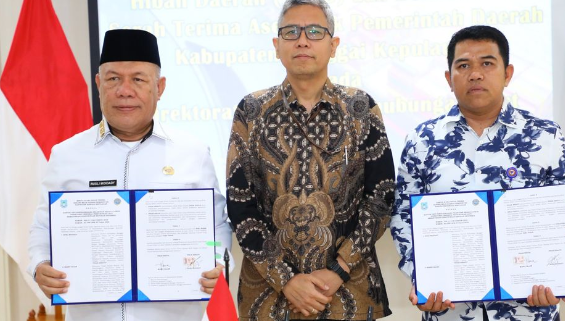 Pembangunan infrastruktur pelabuhan merupakan salah satu langkah strategis untuk meningkatkan konektivitas dan perekonomian suatu daerah. Dalam konteks ini, Kementerian Perhubungan (Kemenhub) Republik Indonesia telah menerima hibah tanah dari Pemerintah Daerah (Pemda) untuk pembangunan Pelabuhan Salakan. Proyek ini diharapkan dapat meningkatkan pelayanan transportasi laut, mendukung perdagangan, dan membuka akses bagi masyarakat lokal. Artikel ini akan membahas secara mendalam mengenai hibah tanah ini, latar belakang pembangunan, manfaat yang diharapkan, serta tantangan yang mungkin dihadapi dalam realisasi proyek pelabuhan tersebut.

Latar Belakang Pembangunan Pelabuhan Salakan
Pembangunan Pelabuhan Salakan tidak terlepas dari kebutuhan akan infrastruktur yang memadai untuk mendukung aktivitas perdagangan dan transportasi di wilayah tersebut. Dalam beberapa tahun terakhir, Salakan, yang merupakan salah satu daerah pesisir, mengalami peningkatan jumlah kegiatan ekonomi yang signifikan. Namun, kondisi pelabuhan yang ada saat ini dianggap belum memadai dalam menangani volume lalu lintas kapal yang semakin meningkat. Oleh karena itu, pemerintah, baik di tingkat pusat maupun daerah, mulai mengkaji pentingnya pembangunan pelabuhan baru.

Pemerintah Daerah Salakan kemudian berinisiatif untuk memberikan hibah tanah sebagai bentuk dukungan terhadap proyek ini. Hibah tanah ini diharapkan tidak hanya mempermudah proses pembangunan, tetapi juga mempercepat realisasi proyek yang sudah lama dinantikan oleh masyarakat dan pelaku usaha. Melihat potensi ekonomi yang ada, Kemenhub pun menyambut positif langkah ini, dan merencanakan pelaksanaan pembangunan secara bertahap.

Keberadaan Pelabuhan Salakan diharapkan bisa membawa dampak positif bagi perekonomian lokal. Dengan pelabuhan yang lebih modern dan efisien, diharapkan biaya transportasi dapat ditekan, waktu pengiriman barang dapat dipersingkat, serta akses ke pasar lebih terbuka. Hal ini tentu menjadi angin segar bagi masyarakat Salakan yang bergantung pada sektor perikanan, pertanian, dan industri kecil lainnya.

Manfaat Hibah Tanah untuk Pembangunan Infrastruktur
Hibah tanah yang diberikan oleh Pemda untuk pembangunan Pelabuhan Salakan memiliki beragam manfaat yang bisa dirasakan oleh masyarakat dan perekonomian setempat. Salah satu manfaat utama dari hibah ini adalah mempercepat proses pembangunan pelabuhan. Dengan mendapatkan lokasi yang strategis dan sesuai, Kemenhub dapat segera memulai tahapan konstruksi yang telah direncanakan. Tanpa adanya kendala dalam pengadaan lahan, pembangunan pelabuhan dapat dilakukan dengan lebih efisien.

Manfaat lain yang tidak kalah penting adalah peningkatan investasi di wilayah tersebut. Pembangunan pelabuhan yang modern akan menarik minat investor, baik lokal maupun asing, untuk menanamkan modal mereka di Salakan. Hal ini tentu berpotensi menciptakan lapangan pekerjaan baru bagi masyarakat setempat. Dengan banyaknya peluang kerja, taraf hidup masyarakat di sekitar pelabuhan pun diharapkan akan meningkat.

Selain itu, pembangunan Pelabuhan Salakan akan memberikan dampak positif bagi sektor pariwisata. Pelabuhan yang baik akan memudahkan akses bagi wisatawan yang ingin berkunjung ke daerah ini. Masyarakat setempat berpotensi mendapatkan manfaat ekonomi dari sektor pariwisata yang semakin berkembang. Hal ini akan meningkatkan daya tarik Salakan sebagai destinasi wisata, terutama bagi wisatawan yang tertarik dengan keindahan alam dan budaya lokal.

Dari sudut pandang logistik, Pelabuhan Salakan yang baru akan mendukung kelancaran distribusi barang. Dengan adanya pelabuhan yang lebih besar dan fasilitas yang lebih baik, proses bongkar muat barang akan menjadi lebih cepat dan efisien. Ini sangat penting, terutama untuk produk-produk lokal yang perlu dipasarkan ke daerah lain atau bahkan ke luar negeri. Dengan demikian, produk lokal akan lebih kompetitif di pasar.

Terakhir, hibah tanah ini juga mencerminkan komitmen pemerintah dalam mengembangkan infrastruktur di daerah terluar dan terpinggirkan. Hal ini sejalan dengan program nasional yang bertujuan untuk mengejar ketertinggalan infrastruktur antara wilayah perkotaan dan pedesaan. Pelabuhan Salakan tidak hanya akan berfungsi sebagai sarana transportasi, tetapi juga sebagai simbol kemajuan bagi daerah yang selama ini terisolasi.

Tantangan dalam Pembangunan Pelabuhan Salakan
Meskipun pembangunan Pelabuhan Salakan membawa banyak harapan, namun tantangan tetap ada. Salah satu tantangan utama adalah masalah pembiayaan. Meskipun Pemda telah memberikan hibah tanah, Kemenhub perlu memastikan bahwa seluruh anggaran yang diperlukan untuk menyelesaikan proyek ini tersedia. Hal ini termasuk biaya konstruksi, pengadaan peralatan, hingga biaya operasional setelah pelabuhan beroperasi. Tanpa perencanaan keuangan yang matang, proyek ini berisiko terhambat.

Tantangan berikutnya adalah dalam aspek teknis pembangunan. Pembangunan pelabuhan memerlukan teknologi yang tepat dan tenaga kerja yang terampil. Untuk itu, Kemenhub harus berkolaborasi dengan berbagai pihak, termasuk kontraktor dan konsultan yang berpengalaman dalam pembangunan infrastruktur pelabuhan. Kualitas pembangunan harus dijaga agar pelabuhan dapat berfungsi secara optimal dan tahan lama.

Selanjutnya, tantangan lingkungan hidup juga perlu diperhatikan. Proyek pembangunan pelabuhan dapat berpotensi mengganggu ekosistem laut dan pesisir. Oleh karena itu, analisis mengenai dampak lingkungan (AMDAL) harus dilakukan secara menyeluruh sebelum pembangunan dimulai. Kemenhub perlu bekerja sama dengan instansi terkait untuk memastikan bahwa pembangunan pelabuhan tidak merusak lingkungan dan dapat berkelanjutan.

Selain itu, keterlibatan masyarakat lokal dalam proyek ini juga menjadi tantangan tersendiri. Kemenhub dan Pemda harus aktif melibatkan masyarakat dalam proses perencanaan dan pelaksanaan. Hal ini penting agar masyarakat merasa memiliki proyek ini dan berpartisipasi dalam pengembangan ekonomi yang akan dihasilkan. Jika tidak, bisa jadi akan muncul penolakan yang dapat menghambat pembangunan.

Terakhir, aspek regulasi dan birokrasi juga perlu diatasi. Proses perizinan untuk pembangunan infrastruktur sering kali memerlukan waktu yang lama dan melibatkan berbagai pihak. Oleh karena itu, Kemenhub harus proaktif dalam menyelesaikan semua prosedur yang diperlukan agar proses pembangunan dapat berjalan lancar. Koordinasi antara kementerian, pemda, dan pihak swasta harus dilakukan dengan sebaik-baiknya untuk menghindari hambatan yang tidak perlu.

Proyeksi Dampak Ekonomi Pembangunan Pelabuhan Salakan
Pelabuhan Salakan diharapkan dapat memberikan dampak ekonomi yang signifikan bagi wilayah tersebut. Salah satu proyeksi dampak adalah peningkatan volume perdagangan. Dengan adanya pelabuhan yang baru, aktivitas ekspor dan impor di Salakan diharapkan meningkat. Ini akan membantu masyarakat lokal untuk menjangkau pasar yang lebih luas, baik di dalam negeri maupun luar negeri. Dengan demikian, pendapatan masyarakat, terutama pelaku usaha kecil dan menengah, akan meningkat.

Lebih jauh lagi, pelabuhan ini diharapkan mampu mendorong pertumbuhan sektor-sektor lain, seperti perikanan dan pariwisata. Sektor perikanan, yang merupakan salah satu andalan masyarakat Salakan, akan mendapatkan keuntungan dari infrastruktur pelabuhan yang lebih baik. Proses pengiriman hasil tangkapan ikan ke pasar tidak akan lagi terhambat, sehingga kualitas dan daya saing produk akan meningkat.

Di sektor pariwisata, kehadiran pelabuhan modern akan memudahkan akses bagi wisatawan. Ini akan mendorong pertumbuhan usaha terkait pariwisata, seperti akomodasi, restoran, dan jasa tour guide. Masyarakat lokal dapat memanfaatkan kesempatan ini untuk meningkatkan pendapatan mereka. Selain itu, acara-acara budaya dan festival lokal dapat lebih mudah diorganisir dan menarik perhatian wisatawan.

Selain dampak langsung, pembangunan Pelabuhan Salakan juga diharapkan dapat menciptakan efek multiplkasi. Dengan semakin banyaknya kegiatan ekonomi yang berlangsung, peluang kerja baru akan muncul. Ini akan membantu mengurangi angka pengangguran di wilayah tersebut. Kualitas hidup masyarakat di sekitarnya juga diharapkan meningkat, seiring dengan bertambahnya pendapatan dan akses terhadap layanan publik yang lebih baik.

Keberadaan pelabuhan juga akan meningkatkan daya saing daerah tersebut. Dengan infrastruktur transportasi yang memadai, Salakan akan menjadi lebih menarik bagi investor. Hal ini akan memberdayakan perekonomian lokal dan menciptakan ekosistem yang kondusif bagi perkembangan bisnis. Dengan demikian, pertumbuhan ekonomi di daerah ini akan lebih terencana dan berkelanjutan.

Secara keseluruhan, proyeksi dampak ekonomi dari pembangunan Pelabuhan Salakan sangat positif. Namun, penting untuk diingat bahwa realisasi dampak tersebut tidak bisa instan. Dibutuhkan waktu, kolaborasi yang baik antara pemerintah, swasta, dan masyarakat, serta pengelolaan yang bijaksana untuk memastikan bahwa semua potensi yang ada dapat terwujud dengan baik.

Kesimpulan
Pembangunan Pelabuhan Salakan dengan adanya hibah tanah dari Pemda merupakan langkah strategis untuk meningkatkan infrastruktur dan perekonomian di wilayah tersebut. Proyek ini diharapkan dapat memberikan banyak manfaat, mulai dari peningkatan konektivitas hingga penciptaan lapangan kerja baru. Dengan dukungan berbagai pihak, terutama masyarakat lokal, diharapkan pembangunan ini dapat berlangsung lancar dan memberikan dampak positif yang berkelanjutan.

Namun, tantangan dalam pelaksanaan proyek ini juga perlu dihadapi dengan serius. Pembiayaan, aspek teknis, keterlibatan masyarakat, dan regulasi menjadi beberapa faktor yang harus diperhatikan agar pembangunan pelabuhan dapat memberikan hasil yang optimal. Oleh karena itu, kolaborasi antara pemerintah, swasta, dan masyarakat sangat penting dalam mewujudkan harapan yang ada.